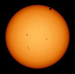 実際に観測される太陽の周縁減光(Image from Wikipedia)。